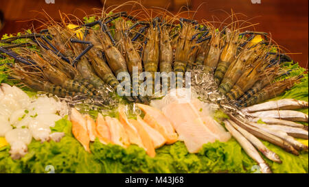 Assortimento di pesce fresco congelato mighty tiger il gambero di fiume di gamberi e pesce varietà disposizione di fronte al ristorante. Concetto di frutti di mare. Foto Stock