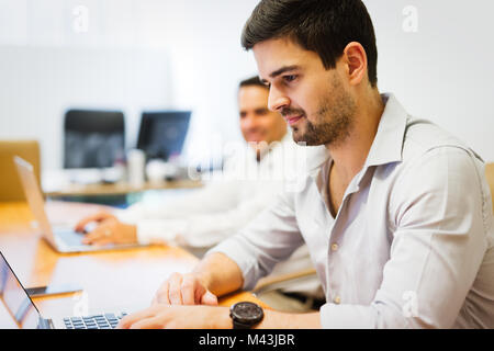 Foto di imprenditori che lavorano in ufficio moderno Foto Stock