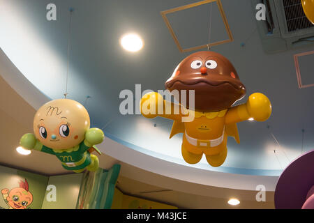 Anpanman Museum di Nagoya in Giappone : statua di Currypanman e Melonpanna appesi al soffitto Foto Stock