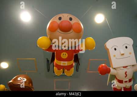 Anpanman Museum di Nagoya in Giappone : statua di Anpanman, Shokupanman e Currypanman appesi al soffitto Foto Stock