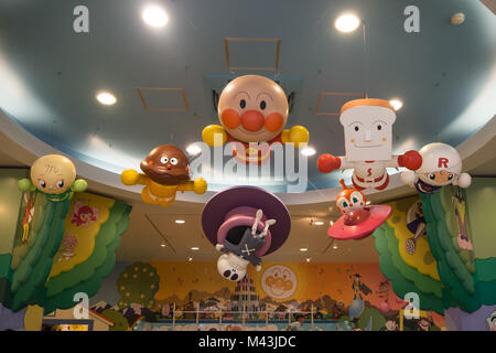 Anpanman Museum di Nagoya in Giappone : statua di Anpanman, Shokupanman, Dokinchan, Currypanman, Rollpanna, horaaman e Melonpanna appesi al soffitto Foto Stock