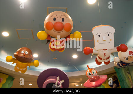 Anpanman Museum di Nagoya in Giappone : statua di Anpanman, Shokupanman, Dokinchan, Currypanman, Rollpanna appesi al soffitto Foto Stock