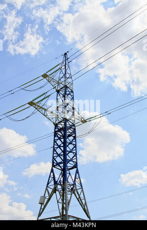 Pilone dell contro blu cielo molto nuvoloso Foto Stock