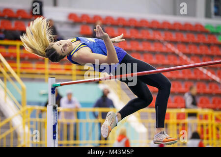 SUMY, Ucraina - 9 febbraio 2018: Assja Bardis esecuzione di salto in alto nel pentathlon ucraino di pista al coperto e campo championship 2018. Foto Stock