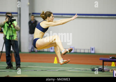 SUMY, Ucraina - 9 febbraio 2018: Yulia Marchenko esecuzione di salto in lungo tentativo nel pentathlon sulla concorrenza ucraino via al coperto e campo champions Foto Stock