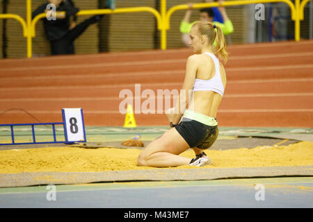 SUMY, Ucraina - 9 febbraio 2018: Hanna Nelepa esecuzione di salto in lungo tentativo nel pentathlon sulla concorrenza ucraino via al coperto e campo campionato Foto Stock