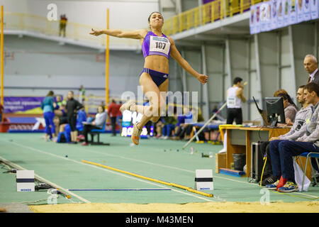 SUMY, Ucraina - 9 febbraio 2018: Rimma Hordiyenko - conquistare il secondo posto di eseguire il salto in lungo tentativo nel pentathlon sulla concorrenza ucraino pista interna Foto Stock