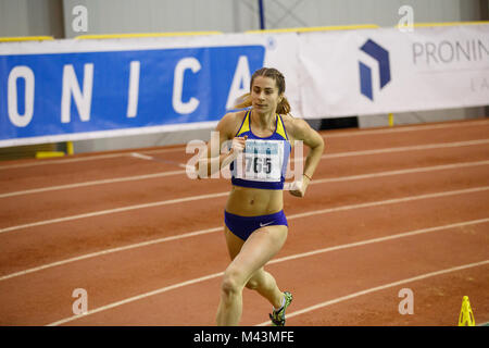 SUMY, Ucraina - 9 febbraio 2018: Assja Bardis acceso 800m gara pentathlon in concorrenza su ucraino via al coperto e campo championship 2018. Foto Stock