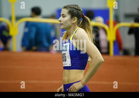 SUMY, Ucraina - 9 febbraio 2018: Assja Bardis dopo l'esecuzione di 800m gara pentathlon in concorrenza su ucraino via al coperto e campo championship 2018. Foto Stock