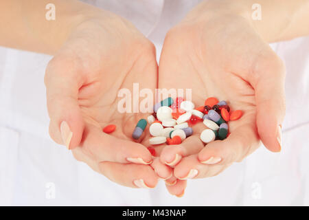 Close-up di medico tenendo un pillole nelle mani Foto Stock