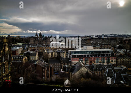 Una vista di Ediniburgh dalla parte anteriore del Castello di Edimburgo dopo una serie di bufere di neve e il cattivo tempo Foto Stock