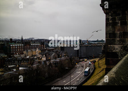 Una vista di Ediniburgh dalla parte anteriore del Castello di Edimburgo dopo una serie di bufere di neve e il cattivo tempo Foto Stock