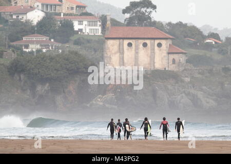 I surfisti a piedi l'onda. La Mundaka (Bizkaia, Paese Basco) Foto Stock