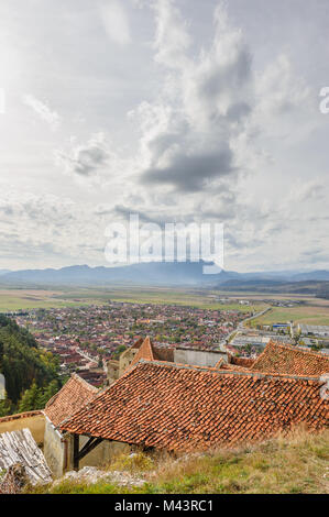 Vista di Rasnov dalla fortezza. Transilvania, Brasov, Romania Foto Stock