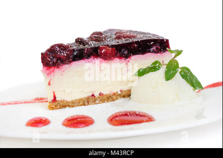 Cherry cheesecake su sfondo bianco Foto Stock