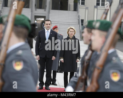 Von der Leyen riceve il Georgian Ministro della Difesa di Berlino Foto Stock