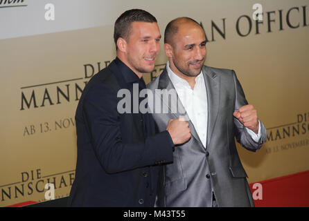 Lukas Podolski e Arthur Abraham Foto Stock