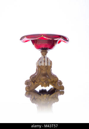 Antiquariato vetro rosso coppa di frutta isolato su bianco backround Foto Stock