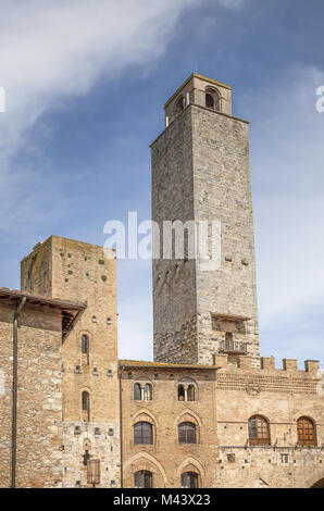 San Gimignano, la Torre Chigi (sulla sinistra), Italia Foto Stock