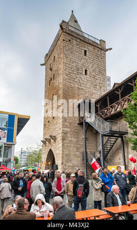 La gente al rally vicino Johannistor, torre fortificata, sul giorno nuvoloso in Jena, Turingia, Germania Foto Stock