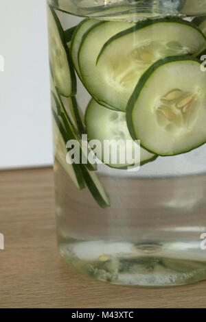 Cetrioli galleggianti in acqua Foto Stock
