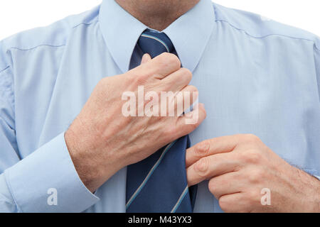 Imprenditore in una camicia blu di regolazione di un striped cravatta blu sul suo collo Foto Stock