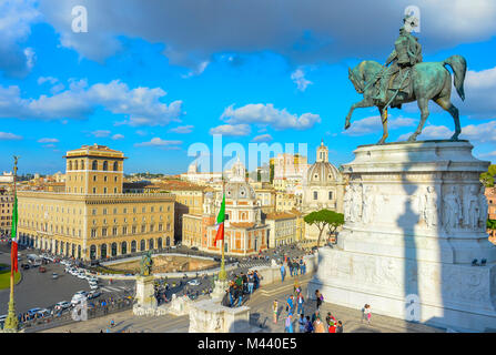 Roma, Italia - 01 novembre 2016: Visita Turistica il monumento a Vittorio Emanuele II (Altare della Patria) in Roma, Italia. Foto Stock