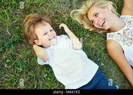 La madre e il bambino a giocare nel parco Foto Stock