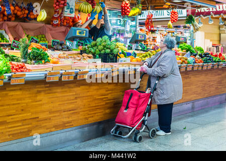 Barcellona, Spagna - 5 Dicembre 2016: Una donna anziana acquista la frutta in Santa Catarina Mercato, situato nel quartiere di Sant Pere e è l'ol Foto Stock