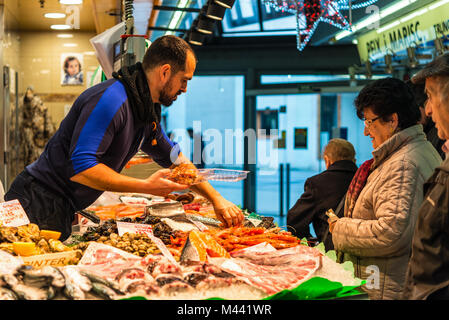 Barcellona, Spagna - 5 Dicembre 2016: il fornitore vende pesce e frutti di mare sulla Santa Catarina Mercato, situato nel quartiere di Sant Pere e è l'o Foto Stock