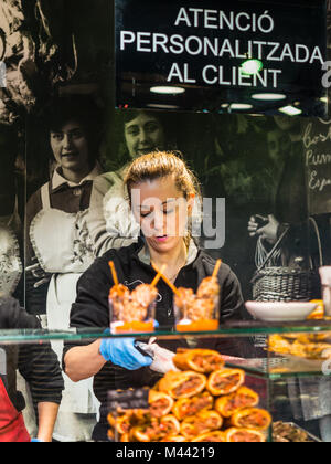 Barcellona, Spagna - 5 Dicembre 2016: il fornitore vende caramelle a Santa Catarina Mercato in Barcellona, Spagna. L'iscrizione sulla parete - Personalizzato Foto Stock