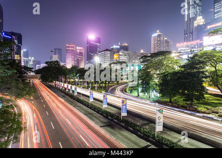 Jakarta, Indonesia - 27 Ottobre 2017: il traffico, catturata con movimento sfocato come sentieri di luce, rush lungo Sudirman street a Jakarta business district un Foto Stock