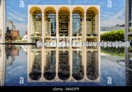 Il Metropolitan Opera House riflessa sulla fontana in marmo del Linkoln Square, a Manhattan, New York. Foto Stock