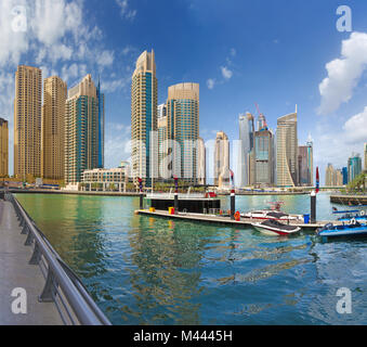 Dubai - i grattacieli e gli hotel di Marina e il lungomare. Foto Stock