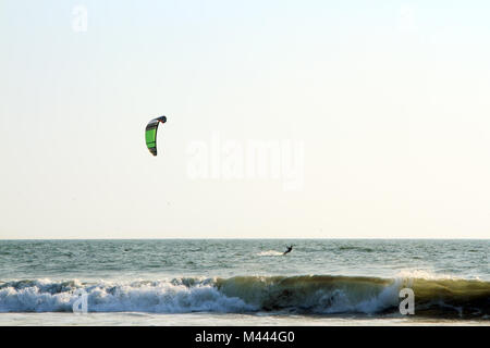 Kiteboarder navigare in mare Foto Stock