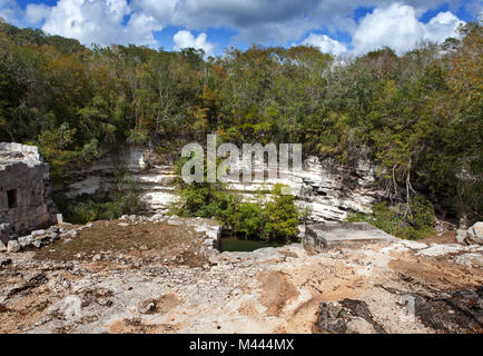 Yucatan, Messico. Sacro cenote a Chichen Itza Foto Stock