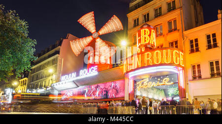 Parigi - 15 maggio: il Moulin Rouge moto sfocata di notte, il 15 maggio 2015 a Parigi, Francia. Moulin Rouge è un famoso cabaret costruito nel 1889 ed è situato nella Parigi quartiere a luci rosse di Pigalle. Foto Stock