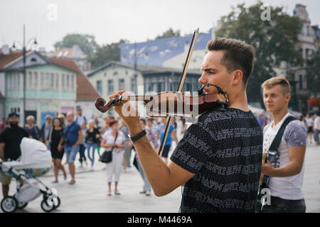 SOPOT, Polonia - 10 settembre 2016: sorprendente musicisti di strada la riproduzione di musica classica per le strade di una città balneare in Pomerania orientale Foto Stock