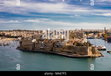 Vista da La Valletta Upper Barrakka Gardens. Birgu o Vittoriosa (una delle tre città del Grand Harbour) domina l'immagine. Foto Stock