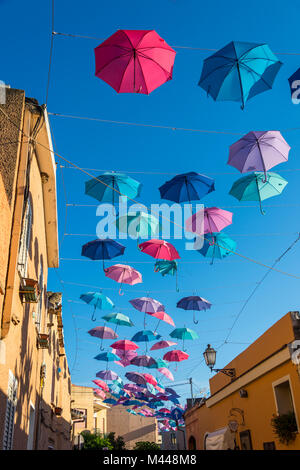 Ombrelloni Street a Pula, Sardegna, Italia Foto Stock