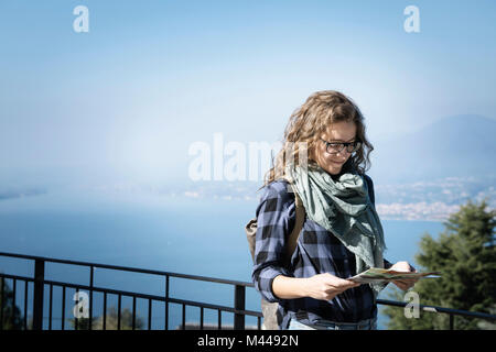 Donna che guarda la mappa di piegatura, San Zeno di Montagna, Veneto, Italia, Europa Foto Stock