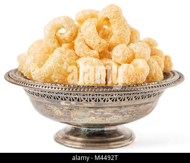 Antiquariato vaso di metallo con croccante di ciccioli di maiale isolato su bianco Foto Stock