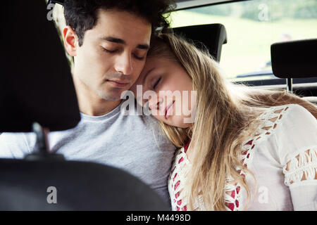 Matura in backseat del sonno per auto Foto Stock