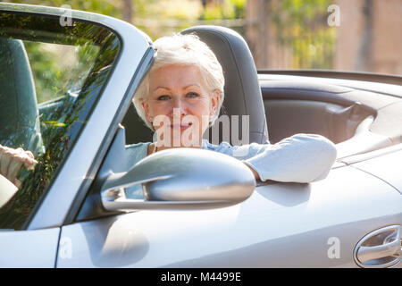 Ritratto di donna senior in autovettura convertibile Foto Stock