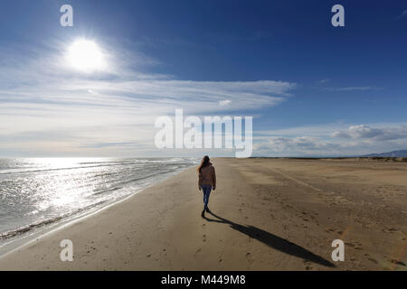 Vista posteriore del giovane donna passeggiando lungo sulla spiaggia, Tarragona Catalogna Foto Stock