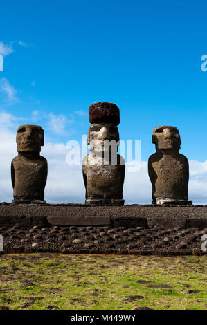 Ahu Tongariki, tre statue moai dell'Isola di Pasqua Foto Stock