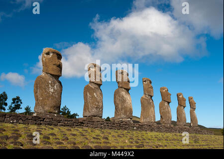 Ahu Akivi, fila di sette statue moai dell'Isola di Pasqua Foto Stock