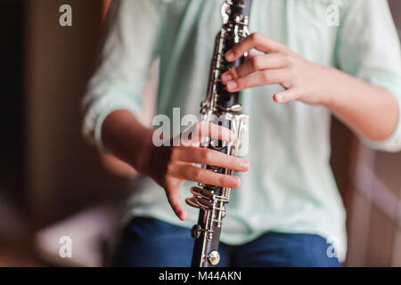 Giovane clarinettista giocando la sua clarinetto Foto Stock