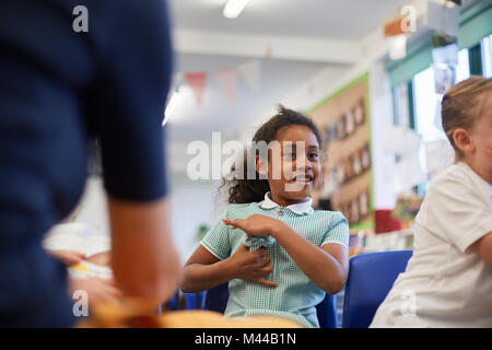 Scolare e insegnante di classe presso la scuola primaria, ritagliato Foto Stock