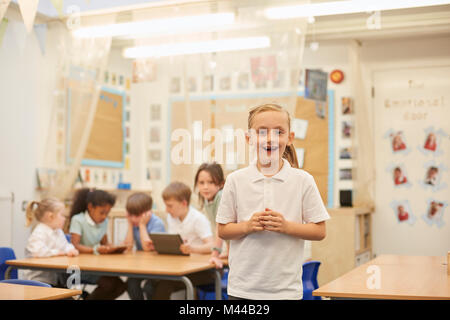 Ritratto di schoolgirl nella lezione in aula presso la scuola primaria Foto Stock